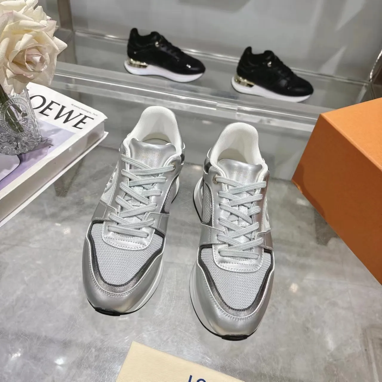 [L Family] P: 760💰Size 35-42 for women, 39-46 for men, (41.42 for women, 45.46 for men, customized) .LV Donkey Brand 🔥🔥LOUIS VUITTON Louis Vuitton's official website synchronizes the 2025 autumn and winter couple's models, which are now on the market, this Neo Run Away sneakers are inspired by running shoes, integrating LV's iconic must-have shoes into the trend. This version is a 1:1 replica of the original version. It is made of two-tone calfskin to highlight its simple lines and unique wedge outsole. Key details include the LV initials on the side and an engraved gold heel stabilizer on the back plus a 2cm hidden insole.